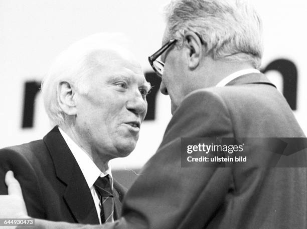 Deutschland, Münster: Der Bundesparteitag der SPD im Jahre 1988. Das Bild zeigt: Walter Ahrendt mit Hans-Jochen Vogel DEU, Germany, Münster: The...