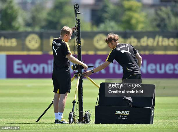 Fussball, Saison 2015/2016, 1. Bundesliga, Trainingsauftakt Borussia Dortmund, Co Trainer Benjamin Weber , li., baut die Teleskop Kamera auf