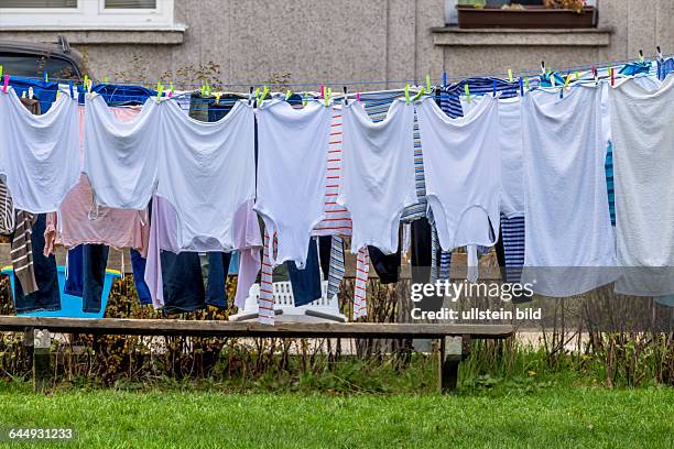 Auf einem Wäscheständer hängen Kleidungsstücke zum Trocknen. Waschtag