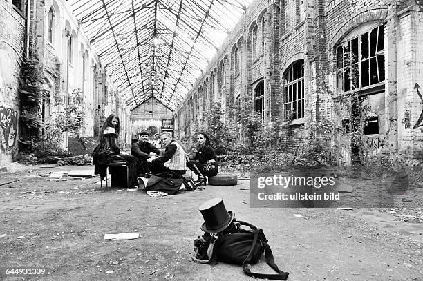 Gothics in einem leerstehenden Fabrikgebäude während des 24. Wave-Gotik-Treffens in Leipzig