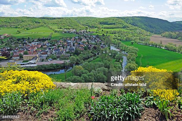 Blick von den Terrassen der Dornburger Schloesser auf den steilen Kalksteinfelsen der Saale auf Dornburg, das weite Saaletal und die bewaldten Hoehen...