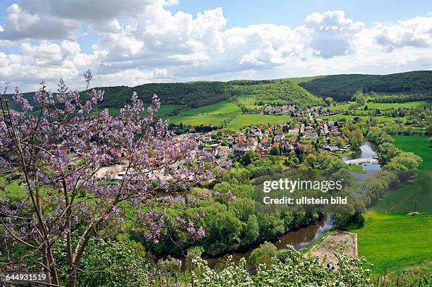 Blick von den Terrassen der Dornburger Schloesser auf den Kalksteinfelsen der Saale auf Dornburg, das weite Saaletal und die bewaldten Hoehen des...