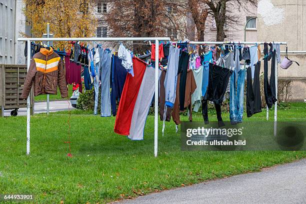Auf einem Wäscheständer hängen Kleidungsstücke zum Trocknen. Waschtag