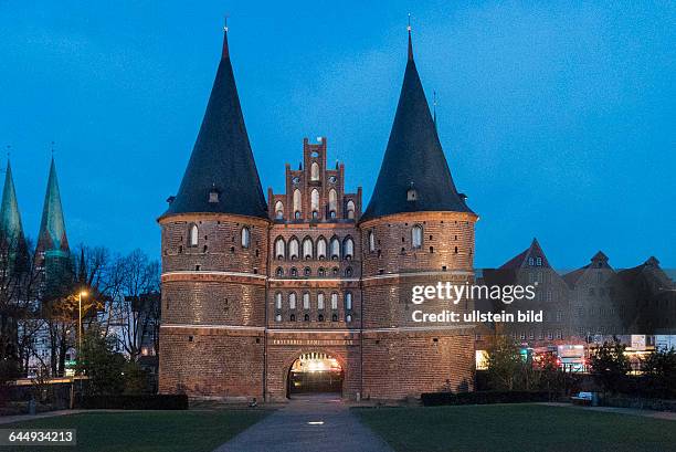 Holstentor in Lübeck am Abend, Blick in Richtung Altstadt