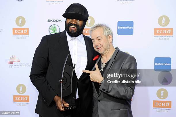 Gregory Porter und Helmut Zerlett bei der Echo-Jazz-Verleihung 2015 in Hamburg auf dem Werksgelaende von Blohm und Voss, Maschinenhalle.