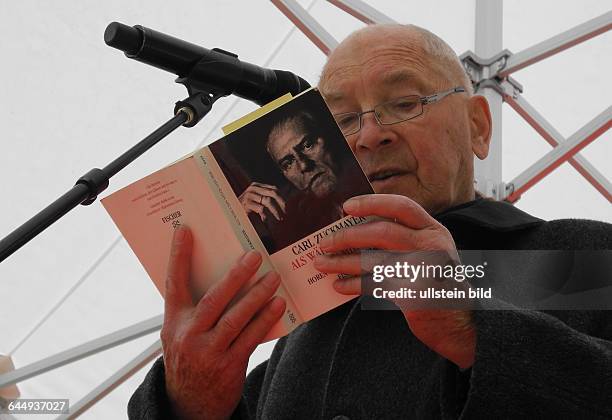 Mai ist Jahrestag der Buecherverbrennung auf dem Bebelplatz durch die Nazis.Lesen gegen das Vergessen, der Schauspieler Otto Mellies liest Carl...