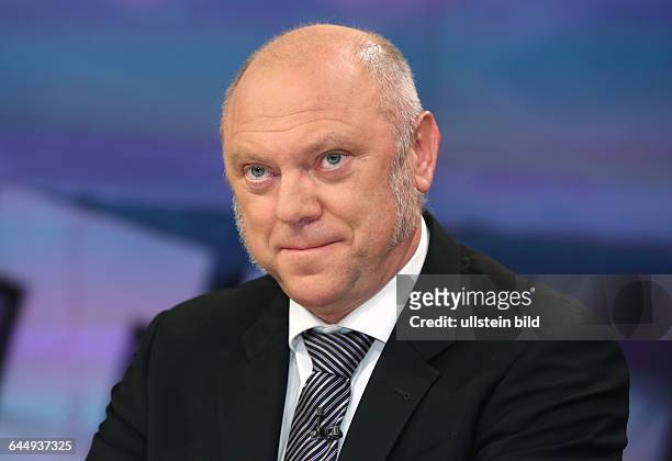 Dr. Ulrich Schneider in der ZDF-Talkshow maybrit illner am in BerlinThema der Sendung: Viel Arbeit, wenig Geld - Wohlstand ausgeschlossen?