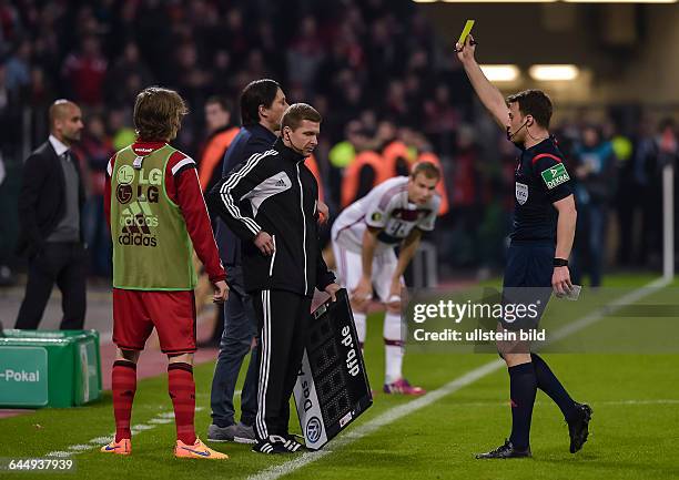 Schiedsrichter Felix Zwayer zeigt Auswechselspieler Tin Jedvaj die Gelbe Karte nachdem er einen Ball auf das Spielfeld geworfen hat, waehrend dem...