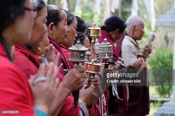 Buddhistische Vollmondpuja im Tempel von Singhik - die Ngineam, eine Gruppe von Frauen, die sich zum Gebet zusammenfinden, angeführt von Peta...