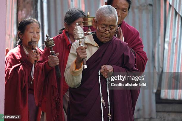 Buddhistische Vollmondpuja im Tempel von Singhik - die Ngineam, eine Gruppe von Frauen, die sich zum Gebet zusammenfinden, angeführt von Peta...