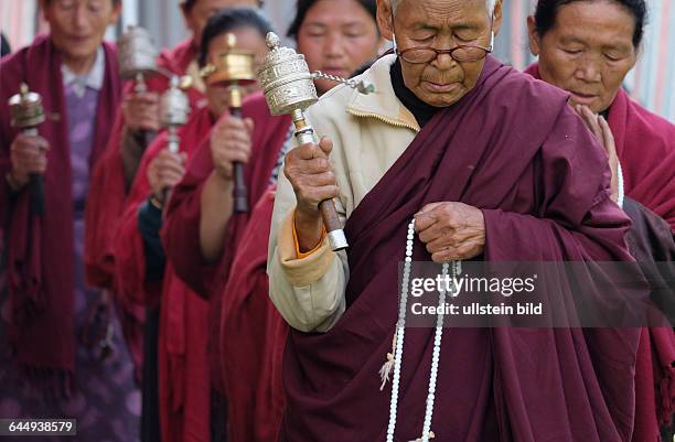 Buddhistische Vollmondpuja im Tempel von Singhik - die Ngineam, eine Gruppe von Frauen, die sich zum Gebet zusammenfinden, angeführt von Peta...