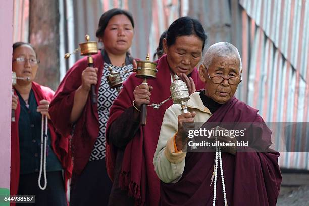 Buddhistische Vollmondpuja im Tempel von Singhik - die Ngineam, eine Gruppe von Frauen, die sich zum Gebet zusammenfinden, angeführt von Peta...
