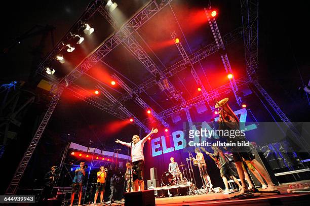 LaBrassBanda - die deutsche Blasmusik-Gruppe um den Leadsaenger und Trompeter Stefan Dettl bei einem Konzert auf dem Elbjazz Festival 2015 in Hamburg...