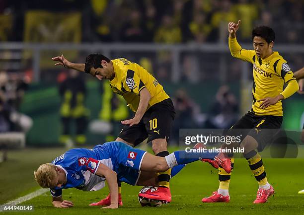 Andreas Beck im Zweikampf mit Henrikh Mkhitaryan waehrend dem Fussball DFB Pokal Viertelfinalspiel Borussia Dortmund gegen TSG Hoffenheim 1899 im...