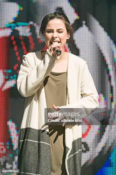 Lena Meyer-Landrut - die deutsche Saengerin und Gewinnerin beim Eurovision Song Contest - Konzert beim Radio Hamburg Oster-Mega-Hit-Marathon - TOP...
