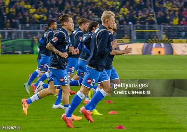 Andreas Beck und seine Mitspieler bwaeeim Aufwaermen vor dem Fussball DFB Pokal Viertelfinalspiel Borussia Dortmund gegen TSG Hoffenheim 1899 im...