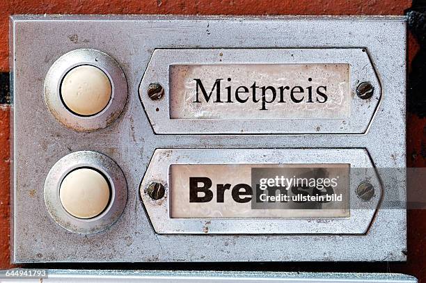 Klingelschild mit der Aufschrift Mietpreis und Bremse, Symbolfoto Mietpreisbremse