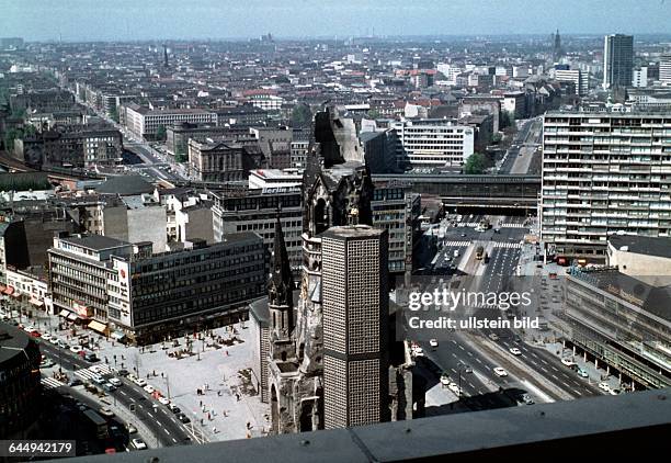 Berlin, Blick vom Europa-Center, auf den Breitscheidplatz mit Gedächtniskirche, li. Tauentzien , mitte Kantstrasse, re. Budapester Strasse, im...