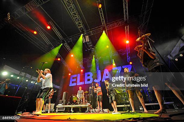 LaBrassBanda - die deutsche Blasmusik-Gruppe um den Leadsaenger und Trompeter Stefan Dettl bei einem Konzert auf dem Elbjazz Festival 2015 in Hamburg...