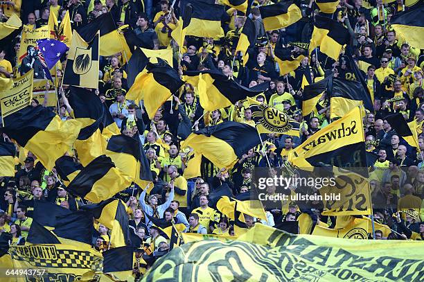 Fussball, Saison 2014/15, DFB-Pokal, Finale in Berlin,Borussia Dortmund - VfL Wolfsburg 1:3BVB Fanblock mit Fahnen