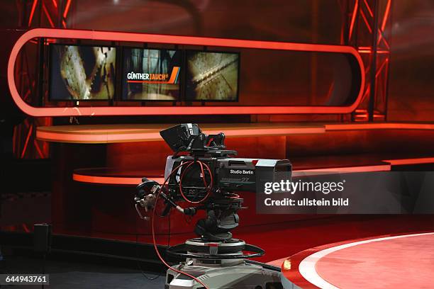 Studiodeko mit Fernsehkamera der Talkshow Günther Jauch in Schöneberg im Gasometer in Berlin