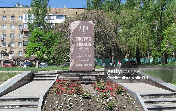 Ukraine, das Donezbecken, Kurzform Donbass, Donezk, Stadtbezirk Leninski, früherer Name Bely Karjer, in dem sich das Getto befand; Denkmal zum...