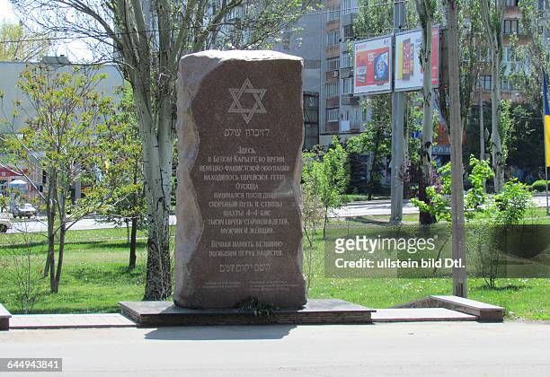 Ukraine, das Donezbecken, Kurzform Donbass, Donezk, Stadtbezirk Leninski, früherer Name Bely Karjer, in dem sich das Getto befand; Denkmal zum...