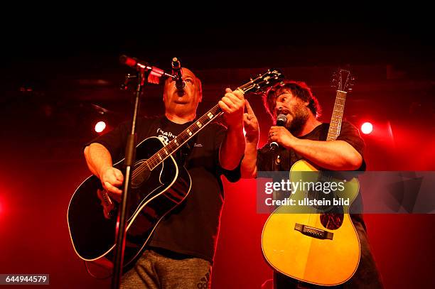 Tenacious D - die amerikanische Rock-Band, bestehend aus den Musikern und Schauspielern Kyle Gass und Jack Black bei einem Konzert in Hamburg, Grosse...