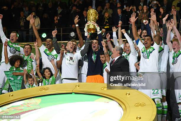 Fussball, Saison 2014/15, DFB-Pokal, Finale in Berlin,Borussia Dortmund - VfL Wolfsburg 1:3Wolfsburg feiert den Pokalsieg, Torwart Diego Benaglio...