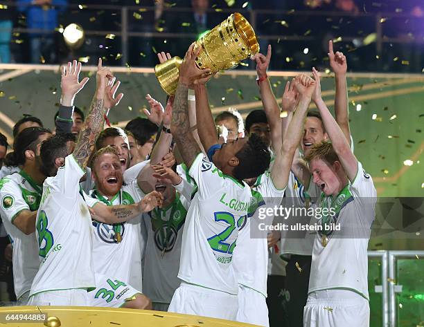 Fussball, Saison 2014/15, DFB-Pokal, Finale in Berlin,Borussia Dortmund - VfL Wolfsburg 1:3Wolfsburgs Spieler feiern den Pokalsieg, rechts Kevin de...