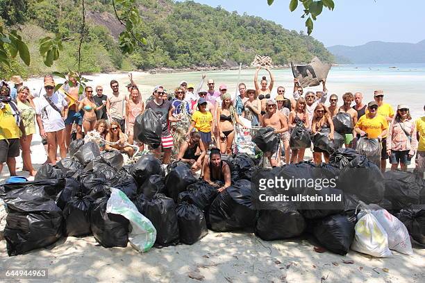 Thailand, Changwat, Koh Rawi: 40 bis 60 Touristen und Einheimische reinigen freiwillig jeden Montag mit der Organisation Trash Hero Straende im...