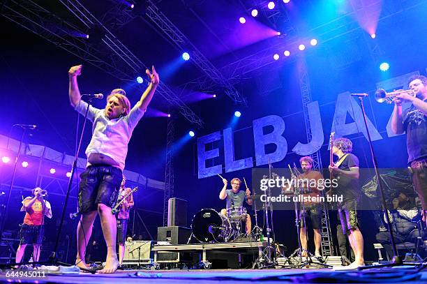 LaBrassBanda - die deutsche Blasmusik-Gruppe um den Leadsaenger und Trompeter Stefan Dettl bei einem Konzert auf dem Elbjazz Festival 2015 in Hamburg...