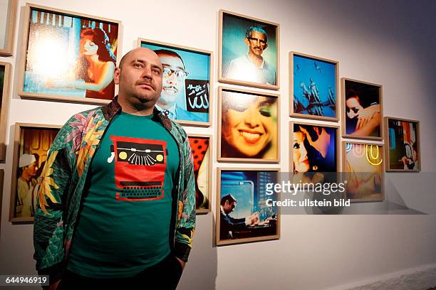 Raed Yassin (* 1979 in Beirut, Libanesischer Künstler und Musiker gastiert mit seiner Ausstellung "Karaoke" vom 12. Mai bis 13. Juni 2015 in der...