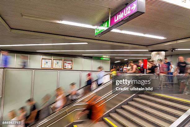 Menschen Hass in Wien, Österreich in der U-Bahn-Station zu ihren Zügen