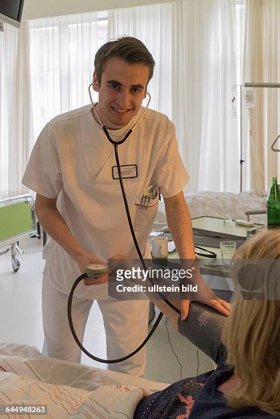 Bundesfreiwilligendienst im Krankenhaus, BuFDi Christopher Broecker beim Blutdruck messen