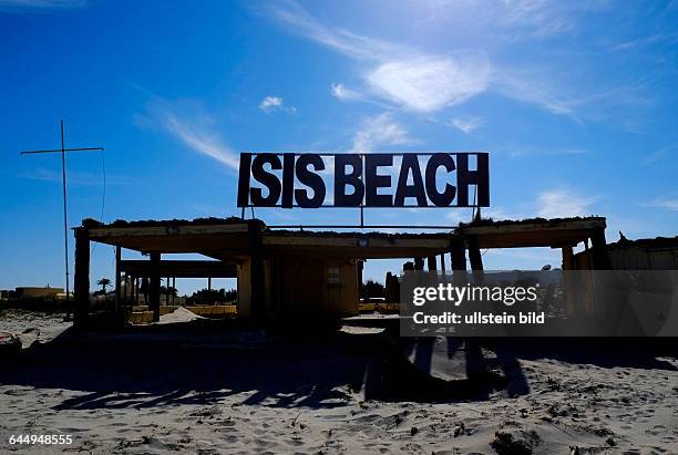 Strandbar des geschlossenen Hotels Isis Beach am Strand mitten in der Touristikzone von Midoun auf der tunesischen Insel Djerba, aufgenommen am .