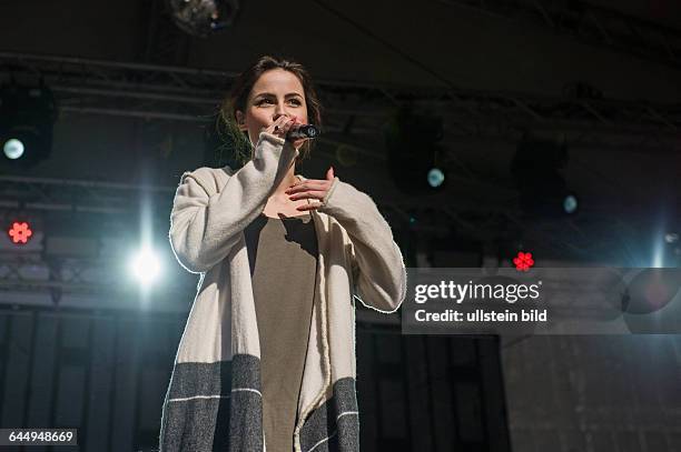 Lena Meyer-Landrut - die deutsche Saengerin und Gewinnerin beim Eurovision Song Contest - Konzert beim Radio Hamburg Oster-Mega-Hit-Marathon - TOP...