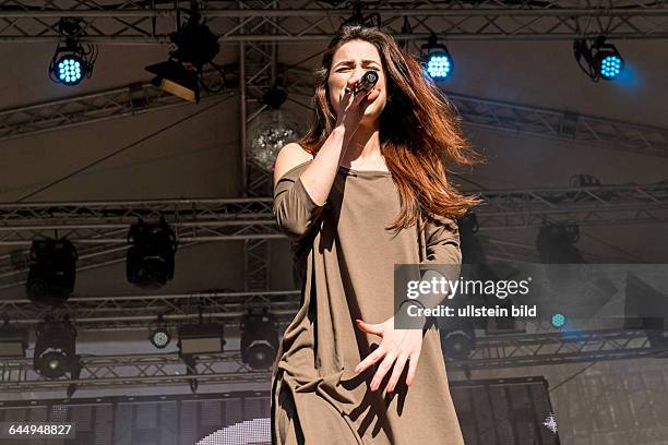 Lena Meyer-Landrut - die deutsche Saengerin und Gewinnerin beim Eurovision Song Contest - Konzert beim Radio Hamburg Oster-Mega-Hit-Marathon - TOP...