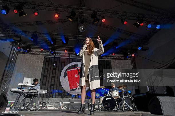 Lena Meyer-Landrut - die deutsche Saengerin und Gewinnerin beim Eurovision Song Contest - Konzert beim Radio Hamburg Oster-Mega-Hit-Marathon - TOP...