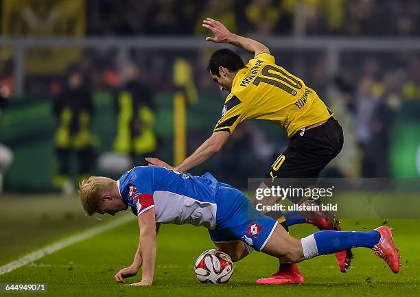 Andreas Beck im Zweikampf mit Henrikh Mkhitaryan waehrend dem Fussball DFB Pokal Viertelfinalspiel Borussia Dortmund gegen TSG Hoffenheim 1899 im...