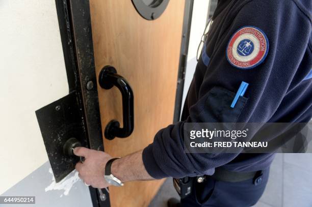 Prison guard opens a door at Hermitage prison in Brest on February 24, 2017. / AFP / FRED TANNEAU