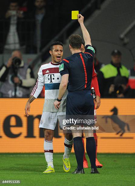 Fussball, Saison 2014/15, DFB Pokal, Viertelfinale,Bayer 04 Leverkusen - FC Bayern München 3:5 n.E.Thiago Alcantara sieht von Schiedsrichter Felix...