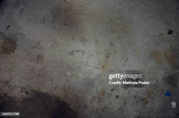 grungy looking concrete floor - dirty floor stock-fotos und bilder