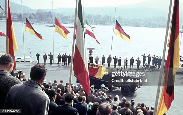 Trauerzug mit dem Sarg Konrad Adenauer in Rhöndorf