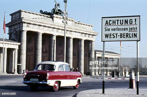 Berlin Brandenburger Tor im sowjetischen Sektor, Hinweisschild; Achtung! Sie verlassen jetzt West Berlin an der Sektorengrenze