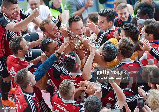 Die Spieler des FC Ingolstadt stemmen die Meisterschale hoch nach dem Fussball 2. Bundesliga Spiel FC Ingolstadt 04 gegen RB Leipzig am 33. Spieltag...