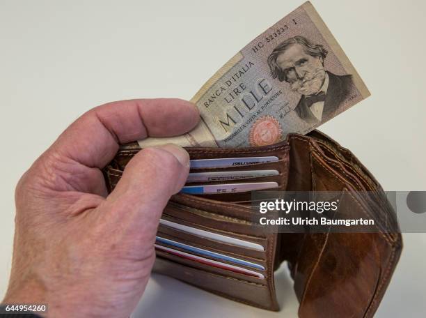 Back to the roots? The picture shows an Italian 1000 lire banknote in a purse.