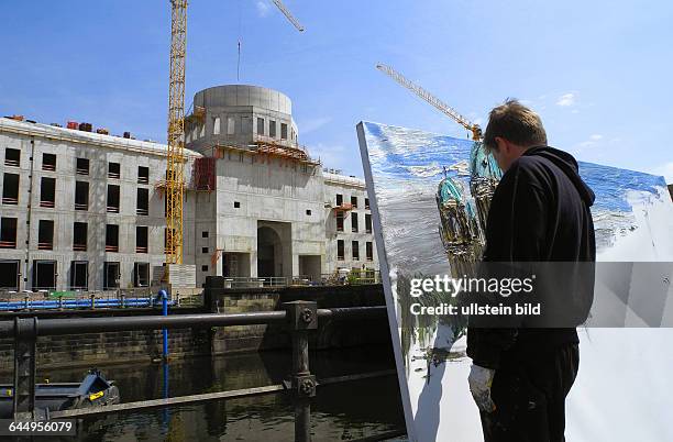 Baustelle Schlossplatz, Blick auf das Eosanderportal mitwachsender Kuppel. Ohne Pinsel nur mit Finger wird die Farbe auf die Leinwand gequetscht. Am...