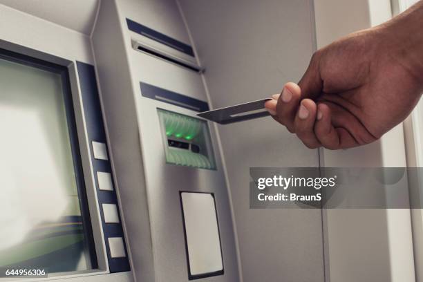 primo di persona irriconoscibile con carta di credito al bancomat. - sportello bancomat foto e immagini stock