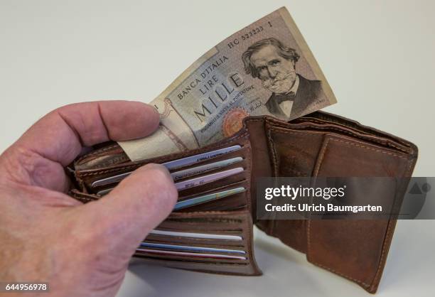 Back to the roots? The picture shows an Italian 1000 lire banknote in a purse.